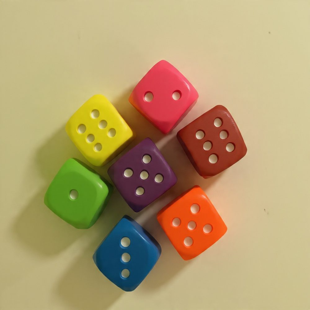 Dados de plástico c/u